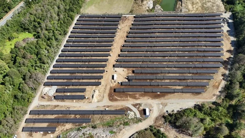 Ariel view of export control panel installation at the Panguipulli Power Plant, showcasing Elum Energy’s grid compliance solution.